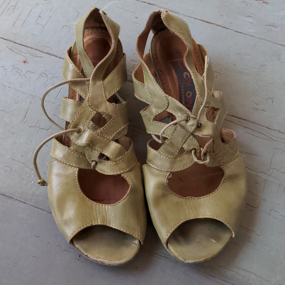 Everybody by BZ Moda strappy green peep toe kitten heel sandals - Picture 8 of 8